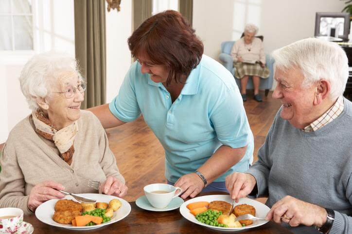 psw helping patients with diet