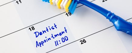 Reminder "Dentist appointment 11-00" in calendar with toothbrush.