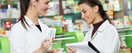 pharmacy-assistant-working